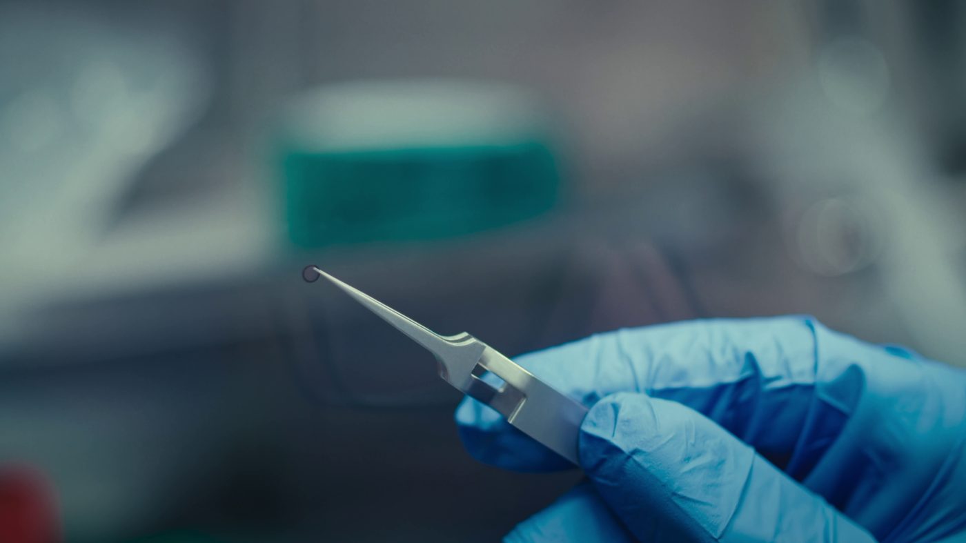Preparing a sample grid for electron diffraction