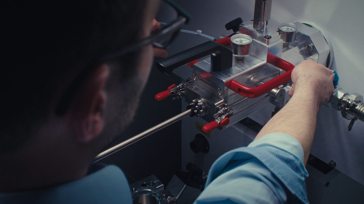 Inert sample transfer device